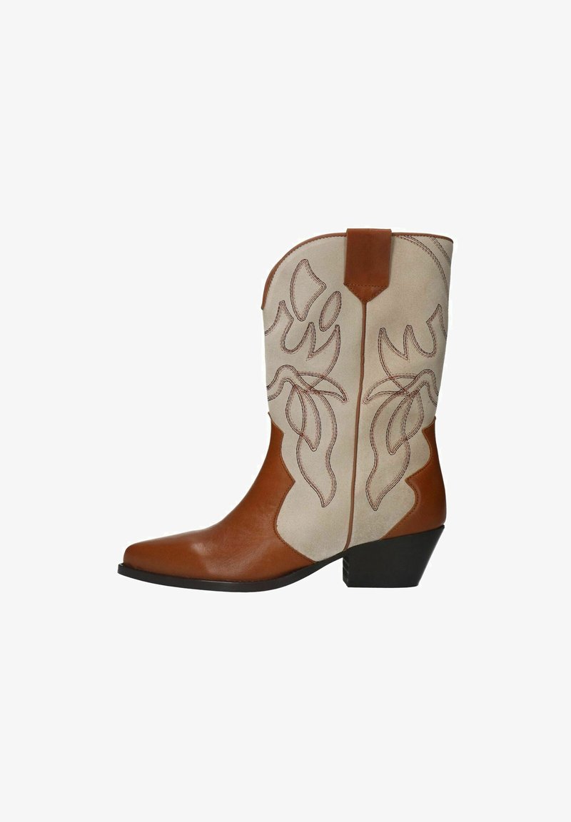 Bottes de cowboy tan et beige avec broderies florales, bout pointu et petit talon noir. Fabriquées en cuir avec une texture lisse.