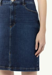 Dunkelblaue Jeans-Bleistiftrock mit zwei frontalen Taschen, gesteppten Nähten und einem geraden Saum. Mit einem Knopf- und Reißverschluss am Bund.