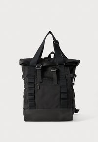 Zaino nero con design a roll-top, realizzato in tessuto resistente. Dotato di spallacci, una piccola tasca anteriore e fibbie laterali rimovibili.