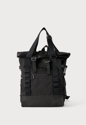 Zaino nero con design a roll-top, realizzato in tessuto resistente. Dotato di spallacci, una piccola tasca anteriore e fibbie laterali rimovibili.