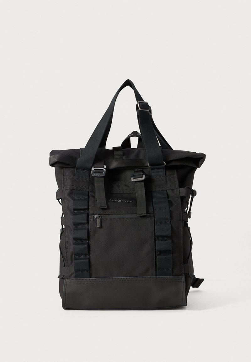 Zaino nero con design a roll-top, realizzato in tessuto resistente. Dotato di spallacci, una piccola tasca anteriore e fibbie laterali rimovibili.