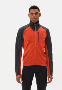 Rote und graue Softshell-Jacke mit hohem Kragen, Reißverschluss-Brusttasche und langen Ärmeln. Besitzt kontrastierendes Material an Schultern und Seiten.