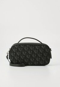 Melna somaina rokas soma ar taisnstūrveida formu, tai ir augšējā rokturis, noņemams plecu siksna un sudraba krāsas metāla detaļas.