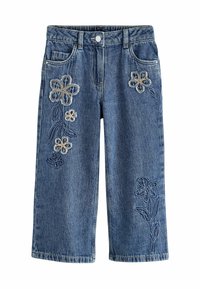 Culotes de mezclilla con un corte de pierna ancha en azul medio. Presentan bordados florales en crema y azul oscuro en la parte delantera. Diseño de cinco bolsillos.