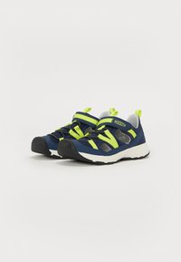 Granatowe buty sportowe z neonowo-żółtymi paskami i akcentami, z oddychającą siateczkową cholewką, gumową podeszwą i regulowanym systemem zapięcia.