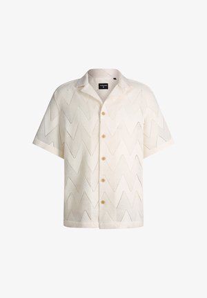 Kremowa koszula na krótki rękaw zapinana na guziki, z dzianinowym wzorem w zygzak i kołnierzem rozłożystym, z pięcioma jasnobrązowymi guzikami z przodu.