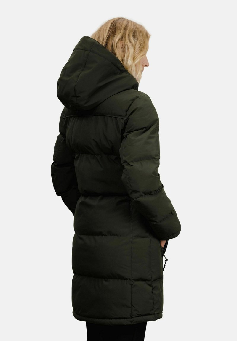 Dunjakke i mørkegrønn med hette, med en quiltet design og markerte skuldersømmer, som går ned til midt på låret.