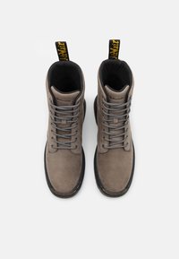 Dr. Martens Stivaletti stringati - dark grey