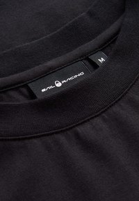 Sail Racing W RACE HEAVY TEE - T-shirts basic - carbon