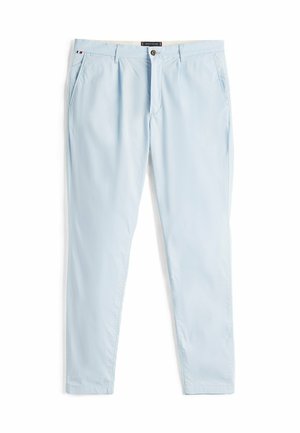 Chinos azul claro fabricados con tejido suave, con cierre de botón, bolsillos laterales y un diseño de pierna recta.