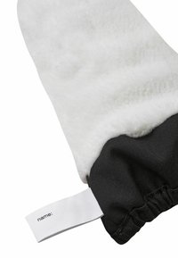 Weißer, mit Fleece gefütterter Handschuh mit einem schwarzen elastischen Bündchen und einem weißen Etikett mit der Aufschrift "Name:". Das Material wirkt weich und strukturiert.