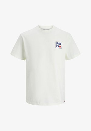 Hvid bomulds T-shirt med korte ærmer, rund hals og et blåt og rødt "RD" logo i en firkant på venstre brystområde.