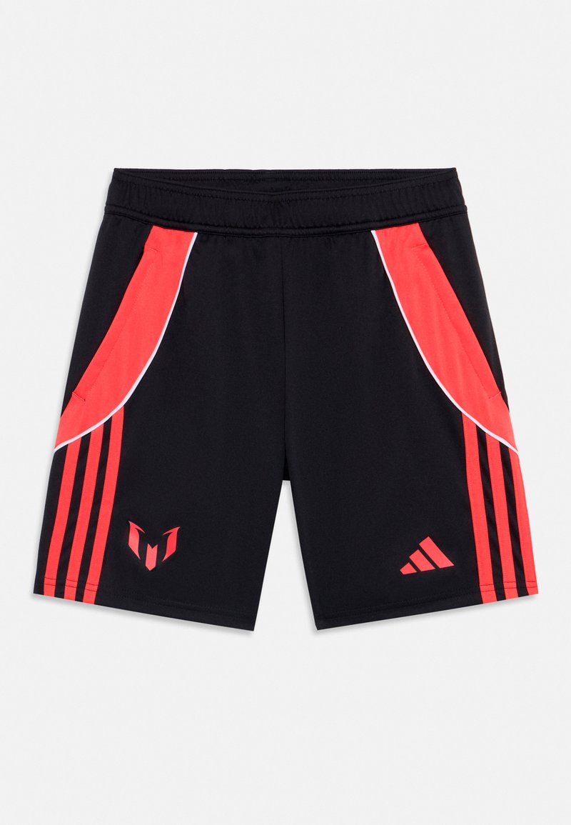 Shorts de sport noirs avec des accents rouges, dotés de poches latérales, d'un design rayé sur les côtés et de détails de logo. Fabriqués en tissu léger.