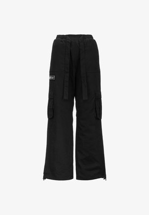 Pantaloni cargo neri realizzati in tessuto resistente, con vita elastica, lacci e multiple tasche laterali. Cerniere a livello delle caviglie.