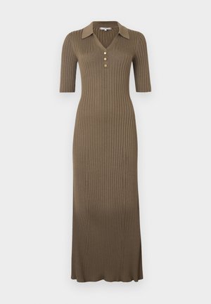 Dzianinowa sukienka midi w kolorze taupe z krótkimi rękawami, kołnierzem, dekoltem w serek i trzema złotymi guzikami na przedniej listwie.