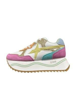 Sneaker bianca spessa con dettagli rosa, verde acqua, blu, arancione e oro, dettaglio stella gialla, suola spessa con motivo a onde verde e bordo suola smerlato.