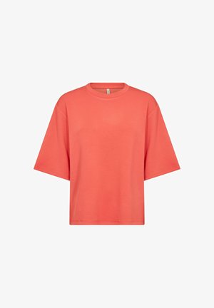 Koralfarvet oversized T-shirt med korte ærmer, rund halsudskæring og lige kant på hvid baggrund.