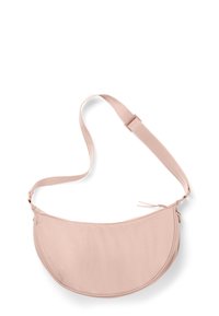 Borsa a tracolla rosa in tessuto con una forma curva e tracolla regolabile. Presenta una chiusura con zip e una superficie liscia. Design minimalista senza motivi.