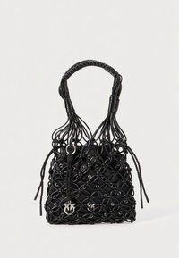 Maza melna rokassoma ar savītu siksnu, makramē tīkla pārklājumu, sudraba piekariņu un aukliņu aizdari uz baltas fona.