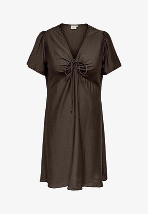 Bruine jurk met korte mouwen, V-hals, geplooide buste en striksluiting aan de voorkant, met een licht uitlopende rok.