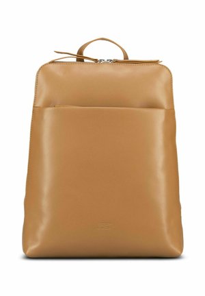 Sac à dos en cuir fauve avec poignée supérieure, poche avant zippée et curseur de fermeture éclair argenté sur fond blanc uni.