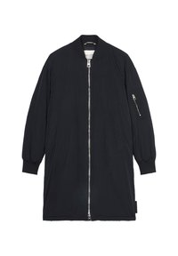 Granatowa kurtka bombowiec z prążkowanym kołnierzem, długimi rękawami, dwiema kieszeniami z przodu oraz zamykaną na zamek kieszenią na rękawie; posiada zamek błyskawiczny z przodu.