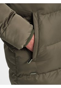 Oliven grøn pufferjakke med en lynlåslomme, ribbede manchetter og glat, quiltet tekstur. Letvægtsmateriale med et afslappet design.