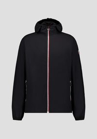 Zwarte lichtgewichtjas met een ritssluiting aan de voorkant en rode en witte accenten. De jas heeft een capuchon en elastische manchetten, met ritssluitingen aan de zijkanten.