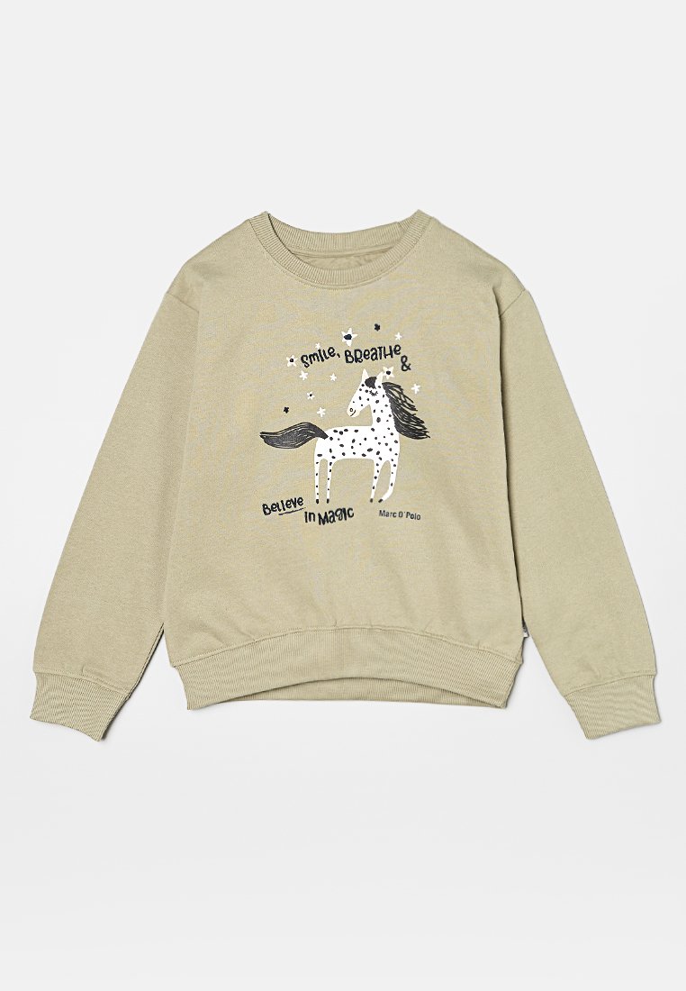 Khakifarbenes Sweatshirt mit rundem Ausschnitt, langen Ärmeln und gerippten Bündchen. Mit einem Grafikdesign eines schwarzen und weißen Pferdes und Text.