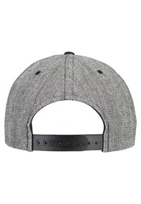 Căciulă snapback gri cu un model țesut texturat, curea neagră ajustabilă și margine plată. Fără grafice sau logo-uri vizibile pe spate.