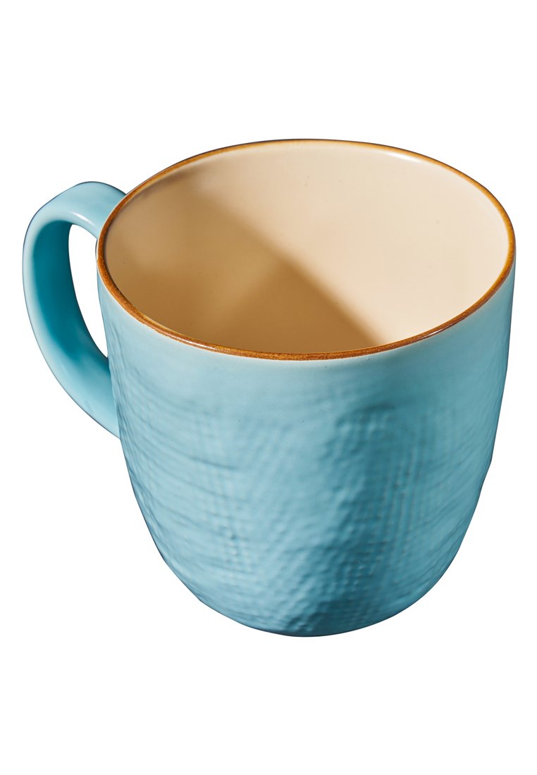 Jasnoniebieski ceramiczny kubek z fakturowanym zewnętrzem, gładkim kremowym wnętrzem i cienką brązową krawędzią. Posiada zaokrągloną rączkę dla lepszego uchwytu.
