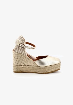Espadrille a zeppa in oro metallico con una fascia per il tallone in tessuto intrecciato, suola intermedia in juta intrecciata e un design a punta arrotondata e liscia.