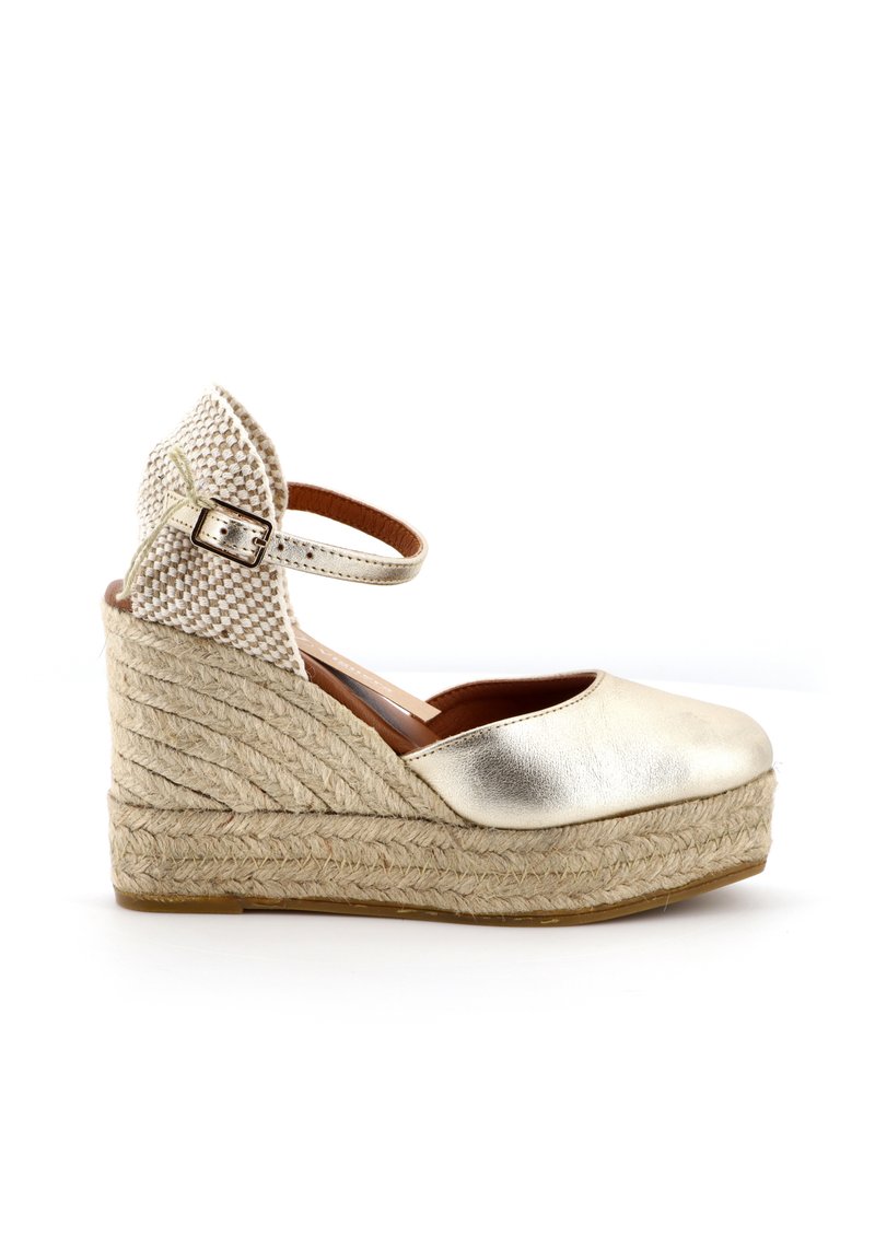 Espadrille a zeppa in oro metallico con una fascia per il tallone in tessuto intrecciato, suola intermedia in juta intrecciata e un design a punta arrotondata e liscia.
