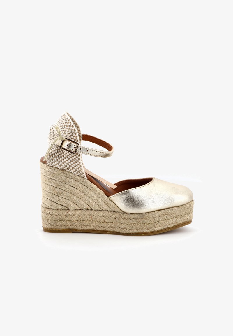 Espadrille a zeppa in oro metallico con una fascia per il tallone in tessuto intrecciato, suola intermedia in juta intrecciata e un design a punta arrotondata e liscia.