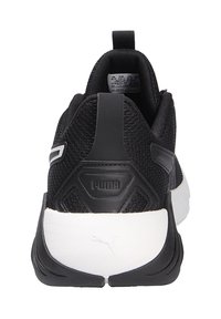 Schwarzer Sportschuh mit einem strukturierten Mesh-Obermaterial, gepolstertem Kragen und kontrastierender weißer Sohle. Mit einem Puma-Logo an der Ferse und an der Seite.