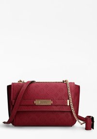 Rød Guess håndtaske med præget mønster, guldkæde-strop og rektangulært guldlogo-plade på frontklappen.