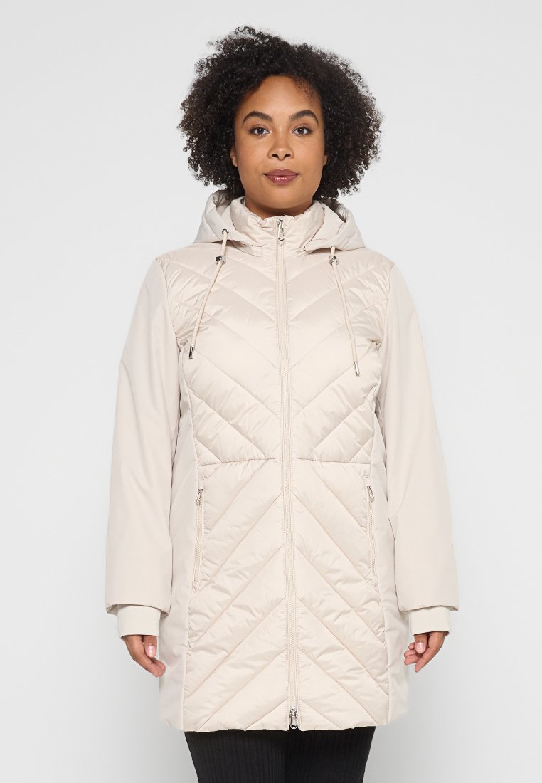 Helle beige isolierte Jacke mit Kapuze, mit durchgehendem Reißverschluss, rautenförmigem Steppdesign und Seitentaschen. Weich stoff mit glatter Oberfläche.