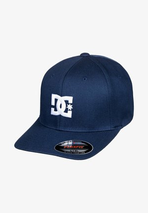Marineblaues Cap aus Stoff mit strukturierter Form. Auf der Vorderseite befindet sich ein weißes DC-Logo und an der Seite ein Flexfit-Etikett.