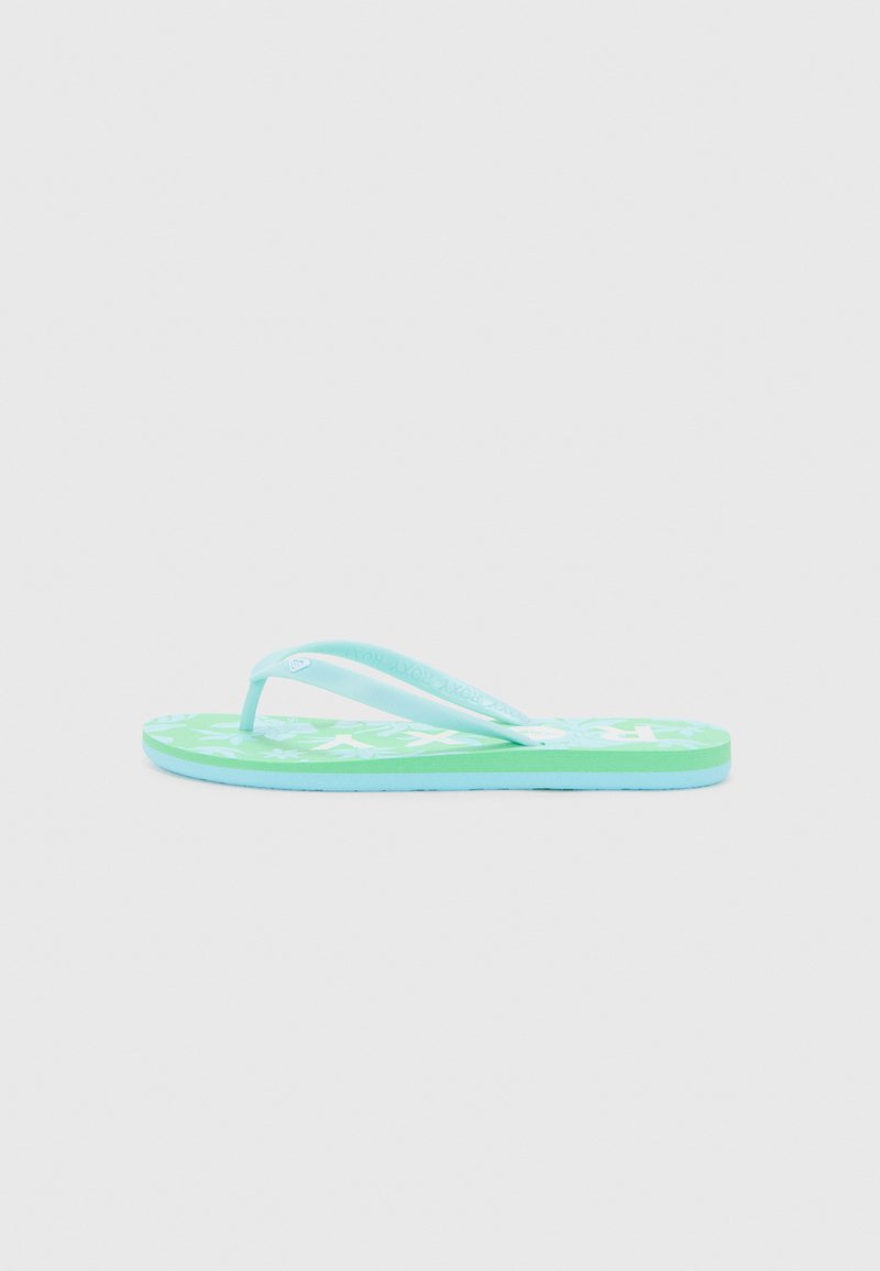 Infradito verdi con cinghia azzurro chiaro, dotate di una suola texturizzata e motivi floreali. Il design include lettere in rilievo sulla cinghia.