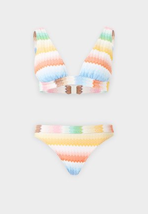 Bikini deux pièces avec des rayures en zigzag multicolores aux tons pastel, comprenant un haut à col en V avec une fermeture et un bas assorti à taille basse.