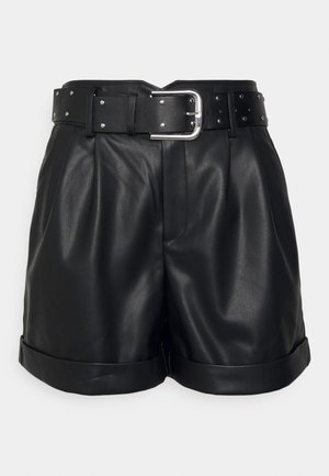 Schwarze Shorts aus Kunstleder mit hoher Taille, umgeschlagenem Saum und breitem schwarzen Gürtel mit silberner Schnalle und Metallnieten.