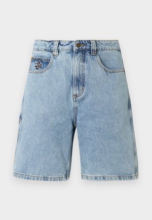 Ανοιχτό μπλε τζιν σορτς με θηλιές για ζώνη, μπροστινό κουμπί, φερμουάρ, πέντε τσέπες και μικρή κεντημένη μαύρη και λευκή λουλουδένια διακόσμηση στην μπροστινή τσέπη.