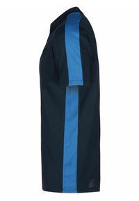Donkerblauwe polo met een blauwe zijlijn. Heeft een kraag en korte mouwen, gemaakt van ademend materiaal met een gladde textuur.