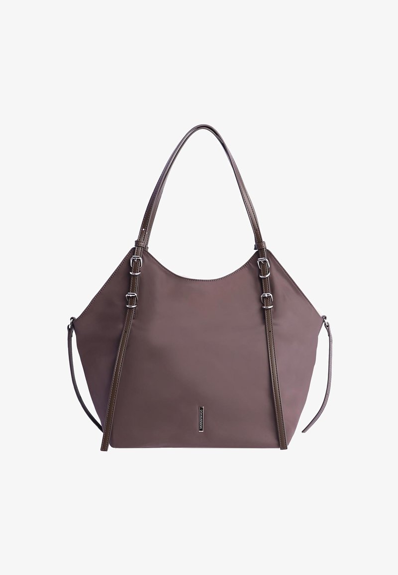 Bolso sintético marrón con textura suave, cuerpo redondeado, dos asas largas y detalles de hebilla en las correas. Incluye correa ajustable para el hombro.