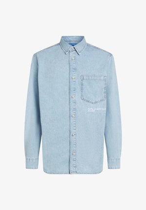 Jasnoniebieska koszula dżinsowa z długimi rękawami, zapinana na guziki, z kieszonką na piersi. Posiada haftowany logotyp "KARL LAGERFELD JEANS" na kieszeni.