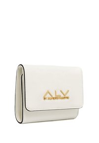 Portafoglio bianco in ecopelle con un logo dorato, dotato di chiusura a pattina e piping nero lungo i bordi, dalla forma rettangolare compatta.