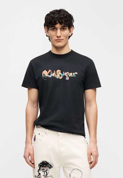 Μαύρο βαμβακερό t-shirt με πολύχρωμο, αφηρημένο σχέδιο κειμένου στο μπροστινό μέρος. Κοντά μανίκια και κλασικός στρογγυλός γιακάς.