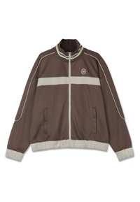 Smeđi zip-up dukserica s visokim ovratnikom, bijelim horizontalnim prugama, dva bočna džepa, rebrastim manžetama i logom na prsima.