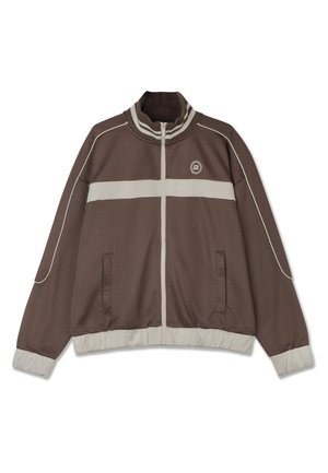 Braune Zip-Jacke mit hohem Kragen, weißem Horizontalstreifen, zwei seitlichen Taschen, gerippten Bündchen und einem Logodetail auf der Brust.