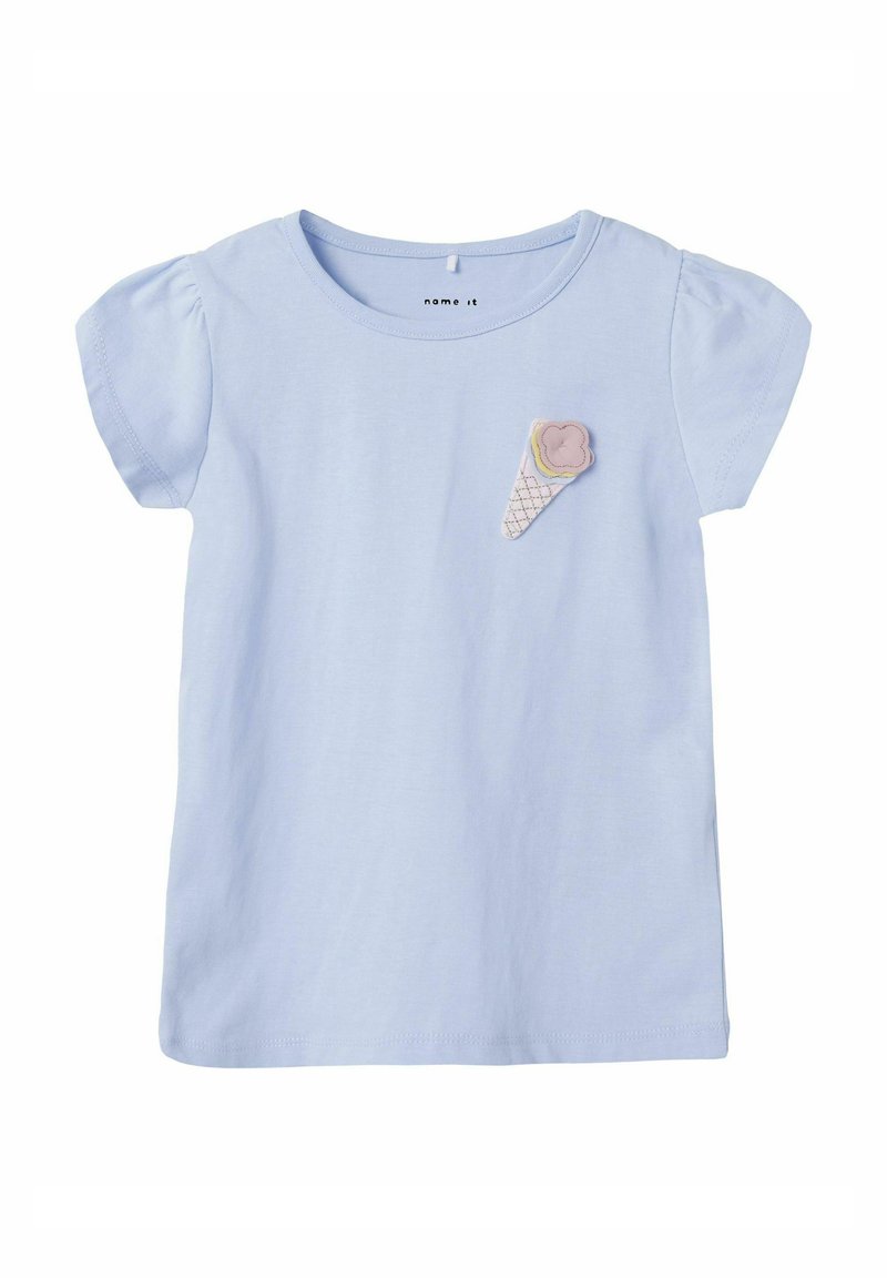 Camiseta de algodón azul claro con mangas cortas abullonadas y una aplicación texturizada de un cucurucho de helado en el pecho con colores pastel.